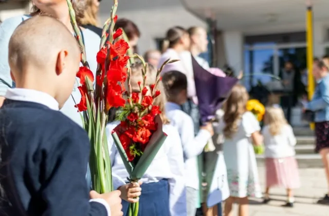 Rugsėjo 1-osios gėlės slepia daugiau nei gražų gestą: štai ką mokytojui gali reikšti kardeliai