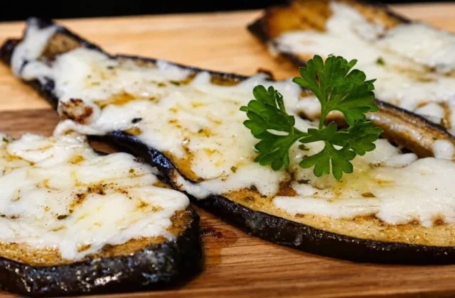 Baklažanų nebereikia kepti aliejuje: kepu ant skardos ir tepu majonezu — užkandėlė be papildomų riebalų