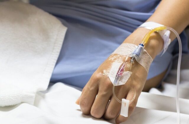 Nesėkmingas žingsnis baigėsi operacija: Seimo pirmininko pavaduotojos rankoje – metalinė plokštelė
