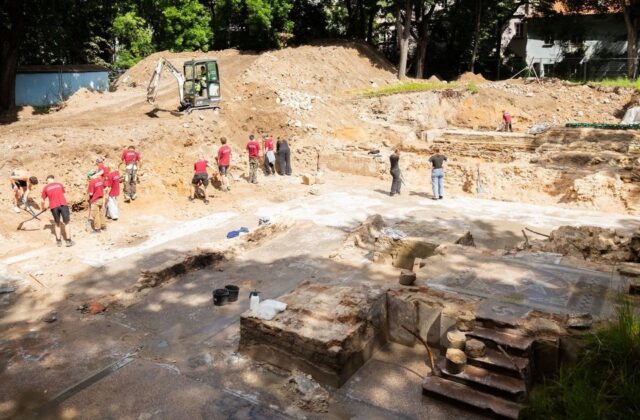 Po Vilniaus gatve atsivėrė šimtmečius slėpta paslaptis: archeologai pirmąkart išvydo didžiąją sinagogos erdvę