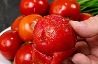 Marinuoti pomidorai per 5 minutes: sultinga užkanda su česnaku ir krapais