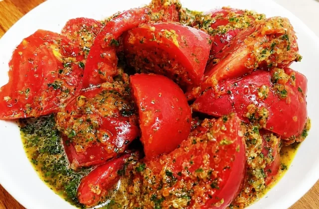 Vasaros pomidorų užkandis: marinuoti 2 valandas — sultingi ir aromatingi