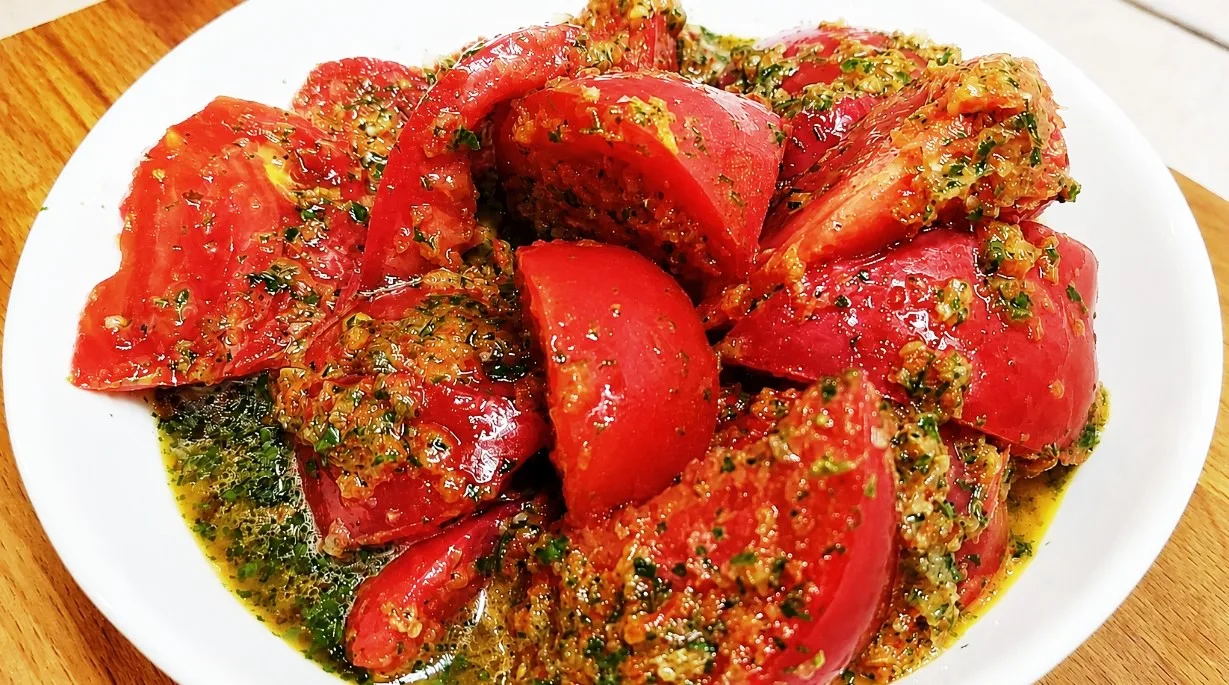 Vasaros pomidorų užkandis: marinuoti 2 valandas — sultingi ir aromatingi