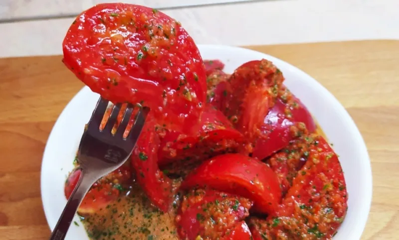 Vasaros pomidorų užkandis: marinuoti 2 valandas — sultingi ir aromatingi