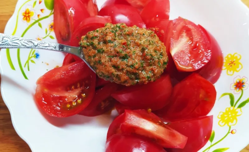 Vasaros pomidorų užkandis: marinuoti 2 valandas — sultingi ir aromatingi