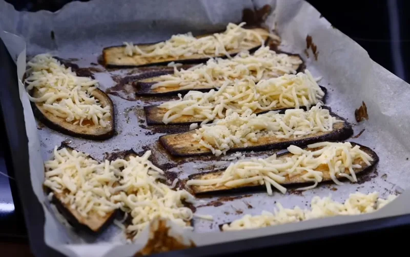 Baklažanų nebereikia kepti aliejuje: kepu ant skardos ir tepu majonezu — užkandėlė be papildomų riebalų
