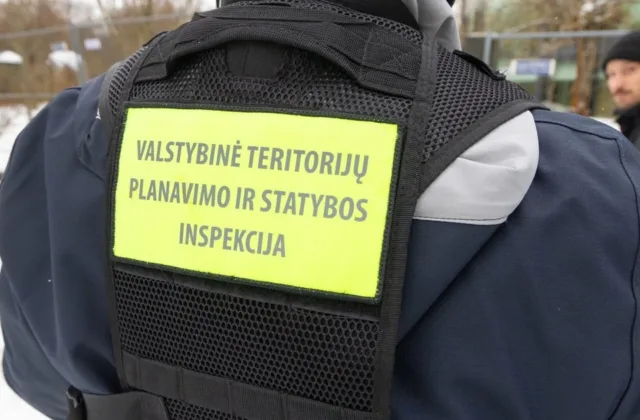 Ant Naujamiesčio pastato stogo – įtartinai atrodantis statinys: inspekcija paaiškino, ką iš tiesų rado