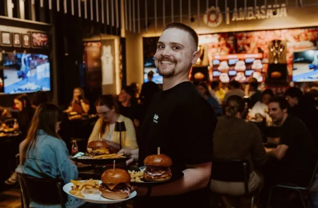 Mėsainiai po 1 eurą sukėlė tikrą šturmą: per vakarą Vilniuje parduoti 976 burgeriai
