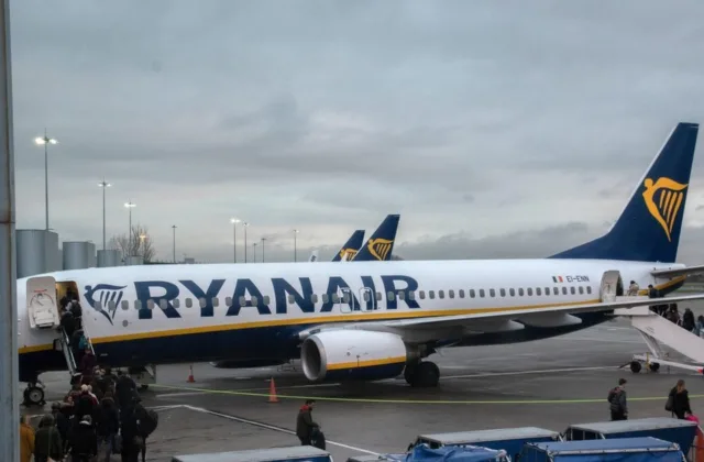 Penkių valandų laukimas „Ryanair“ lėktuve baigėsi chaosu: keleiviams teko kviesti policiją