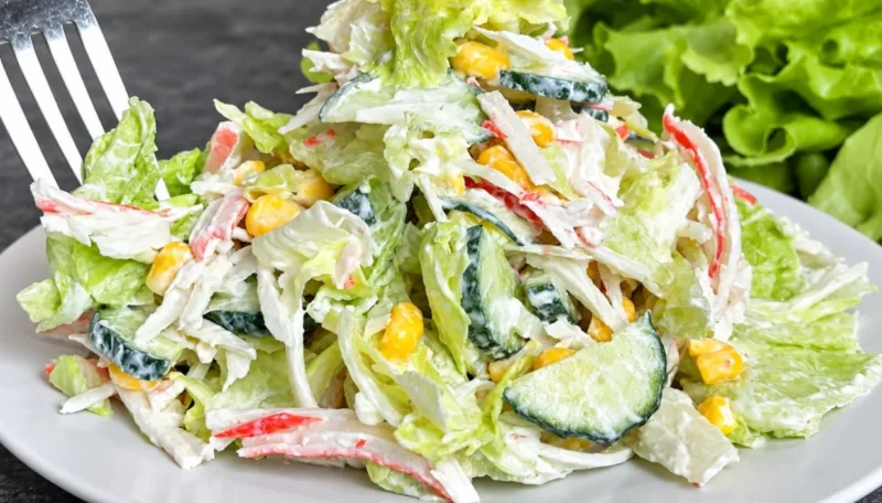 Paprastos krabų lazdelių salotos be majonezo — dingsta pirmos nuo šventinio stalo