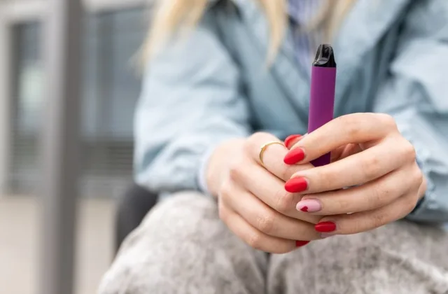 Vienkartinių e. cigarečių draudimas vėl atidėtas: Seime atsirado priežastis dar kartą stabtelėti