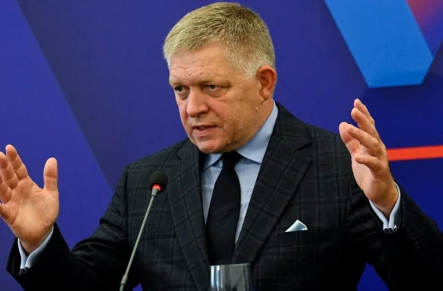 Fico pareiškimai įžiebė konfliktą su Čekija: prezidentas perspėja dėl pavojingo kelio