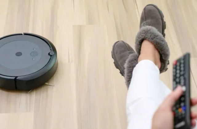Įtarė žmonos neištikimybę ir paleido robotą siurblį: įrodymus gavo, bet pats atsidūrė teisiamųjų suole