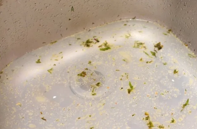 Kriauklė užsikimšo pačiu netinkamiausiu metu: padės plastikinis butelis