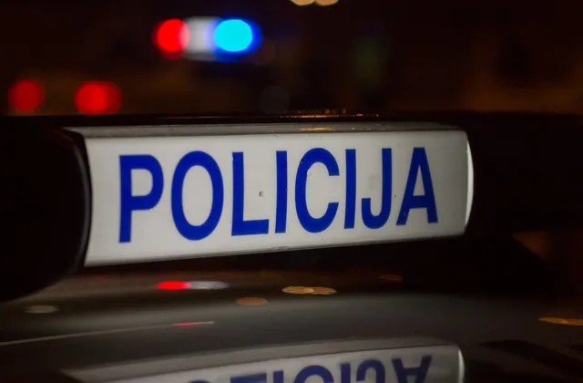 Tėvo smūgiai ir kaklo spaudimas baigėsi sūnaus mirtimi: Kauno teismas paskelbė 8 metų bausmę