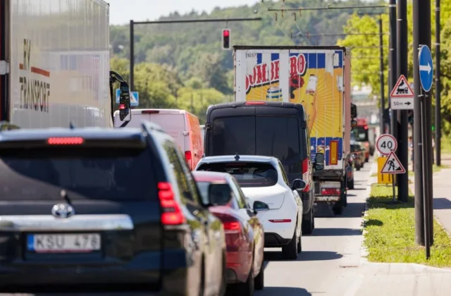 Lietuvos keliuose laukia nauja taršos kontrolė: pažeidėjus gali išduoti važiuojantis automobilis