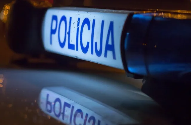 Po žinutės „Laukit svečių“ vyras išėjo ginkluotas: prie namo ištarti žodžiai privertė kviesti policiją