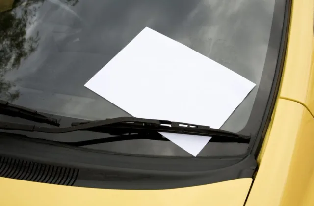 Kaimynų konfliktas dėl automobilio peraugo į šokiruojantį poelgį: raštelį priklijavo superklijais