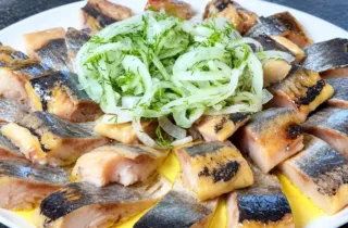 Sausai sūdyta silkė — paprasta ir aromatinga užkanda